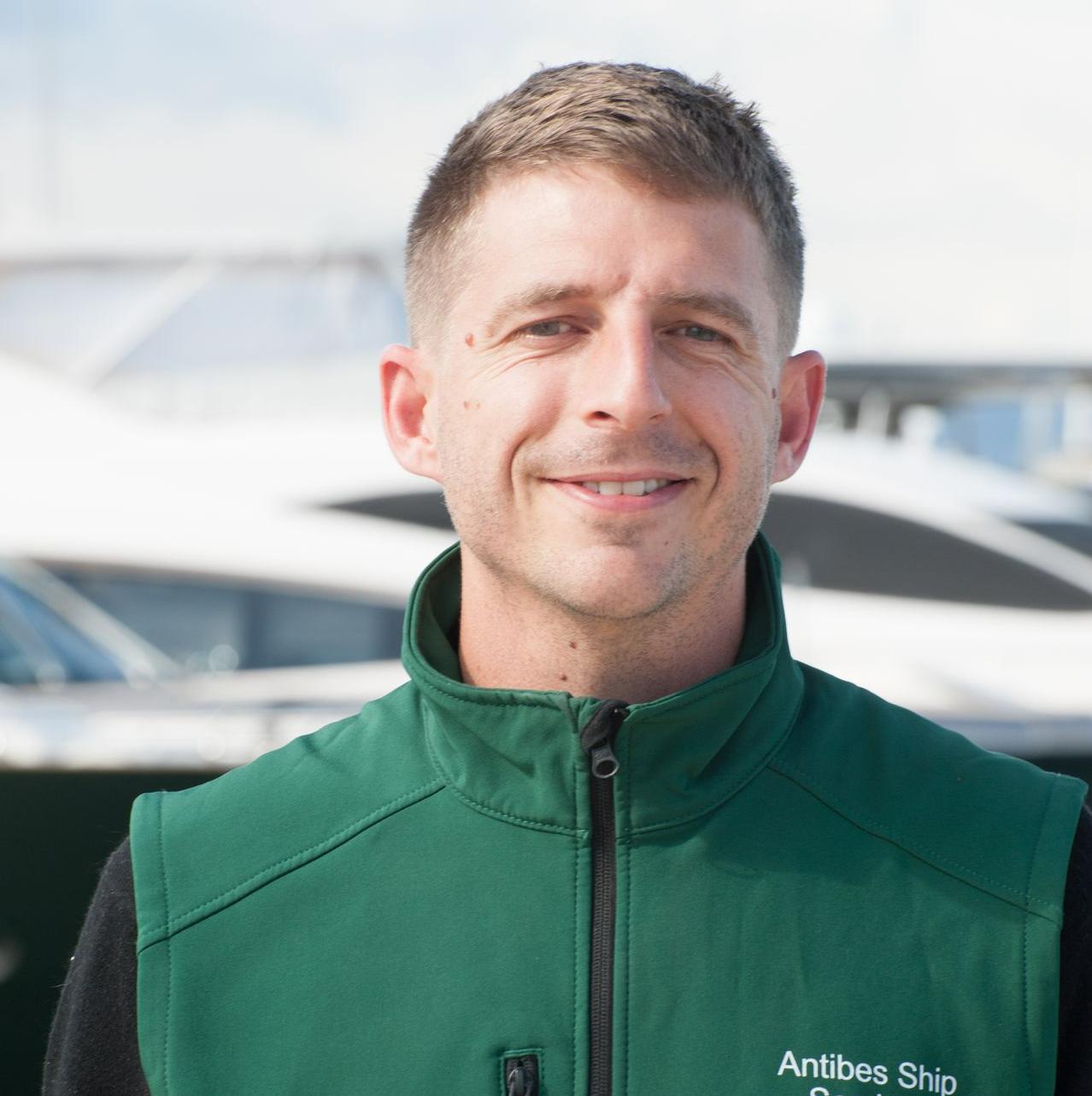 rigging specialist in Antibes