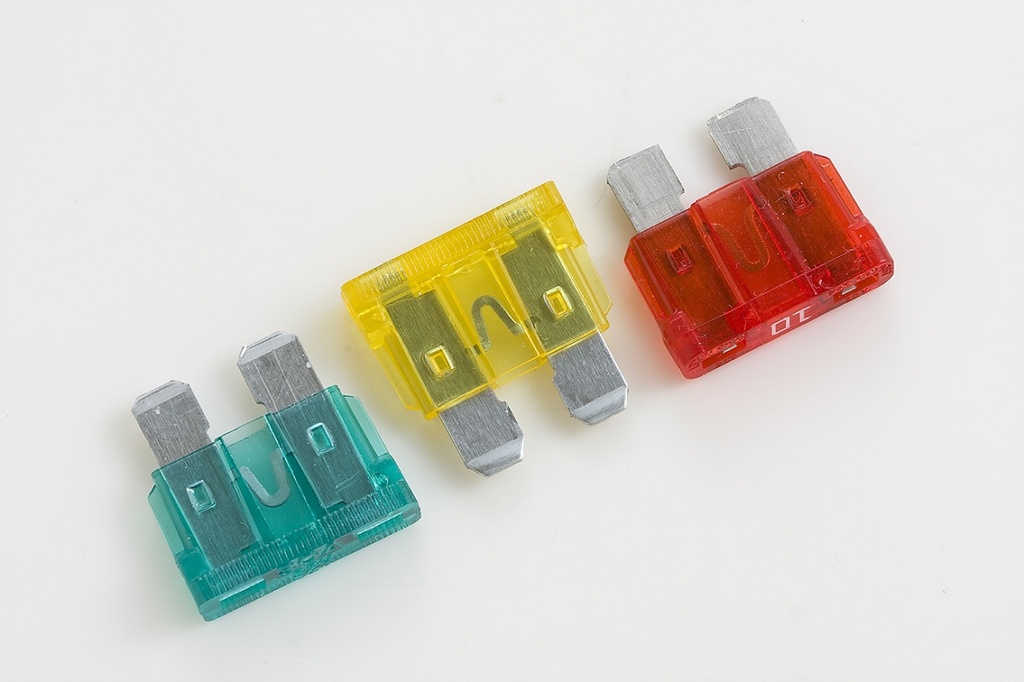 Fuse Automotive 25A X 3 white